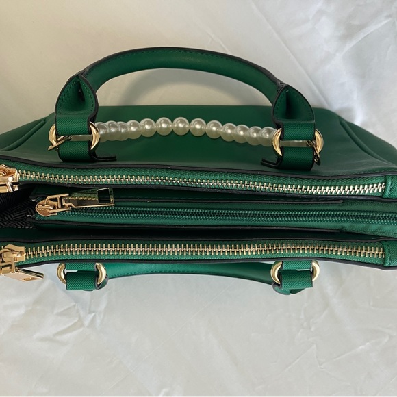 💚☘️Perfect for St. Patty’s Day!☘️💚
Fashionpuzzle green satchel - Picture 8 of 8